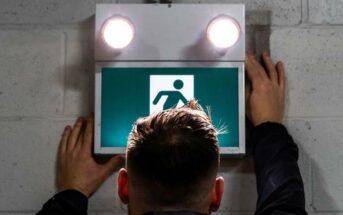 Escape route lighting: definition, regulations, tests and obligations (Foto: shutterstock - Arman Saturday)