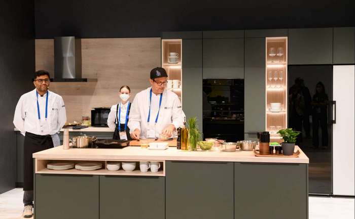  SmartThings Cooking gives the chef inspiration for menu choices. And the oven can be controlled directly via the smartphone. Here you can see it live at the IFA. ( Photo:  Samsung Electronics GmbH ) 
