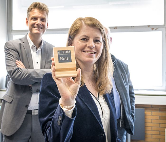 Smartphone accessories of the future: Dr Anne-Kathrin Roth from the foundation companies receives the pioneering, autonomously produced mobile phone holder during the demonstration. (Foto: Technische Hochschule Mittelhessen)