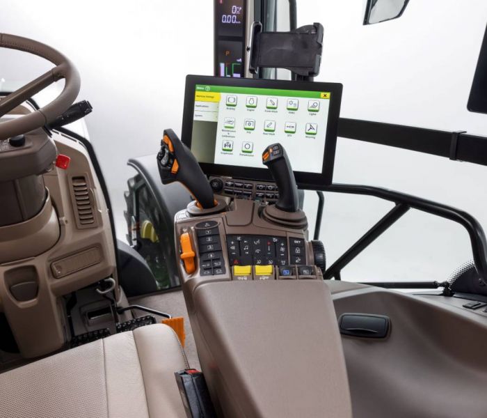 From now on, all customers who purchase a 6-cylinder tractor from the 6R, 7R, 8R and 9R Series will receive the brand new G5Plus CommandCenterTM as standard equipment. This powerful platform greatly simplifies the operation and control of the tractors. (Foto: John Deere)