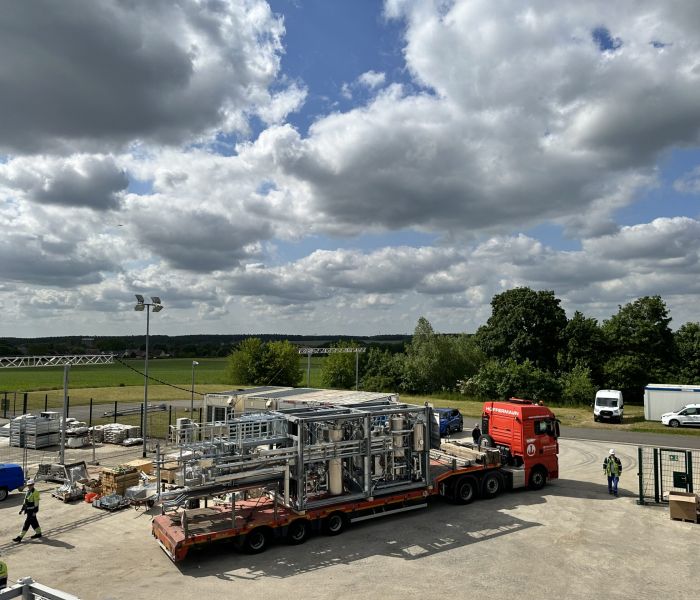 An impressive sight: An articulated lorry is brought to the site on EWE's cavern site in Rüdersdorf with the help of a crane. (Foto: EWE. Nadine Auras)