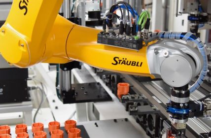 Stäubli Robotics präsentiert Lösungen für Elektromobilität auf (Foto: Stäubli Tec-Systems GmbH Robotics)