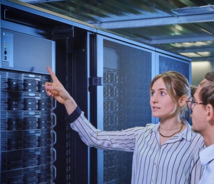 Die schlüsselfertige NPU 2 von Q.ANT (Bild links) (Foto: Q.ant GmbH)