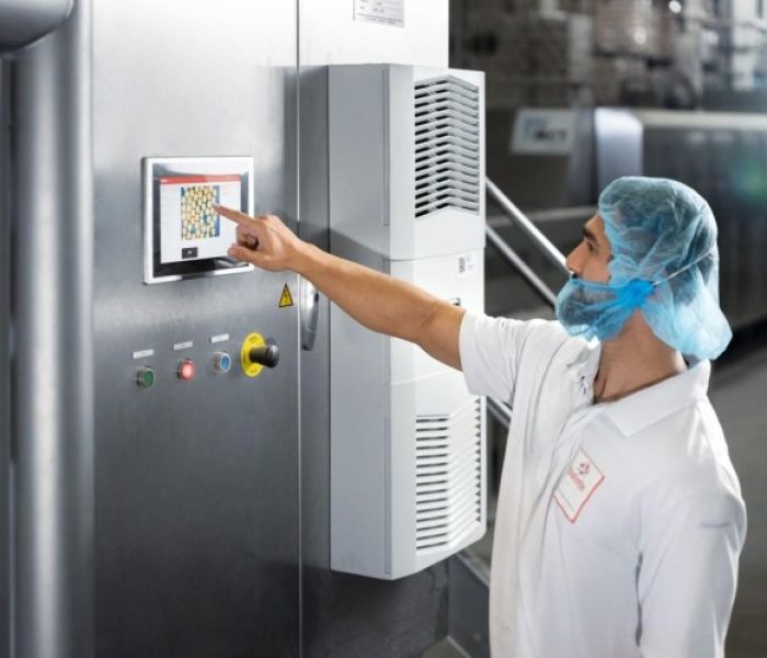 Die Mensch-Maschine-Schnittstelle des STAQ-Systems von QING (Foto: St&auml;ubli Tec-Systems GmbH Robotics)