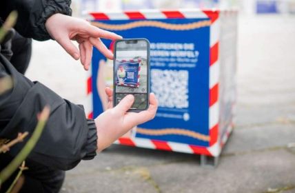 Neuer Stadtwürfel mit QR-Code informiert über Wulsdorfer Mitte (Foto: Magistratspressestelle. Arnd Hartmann)